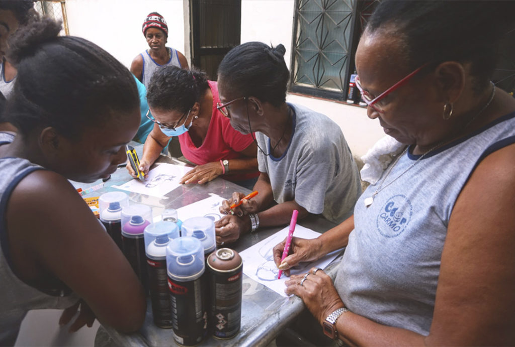 Oficina de stencil e graffiti na Coopcarmo, cooperativa de coleta seletiva em Mesquita - RJ.