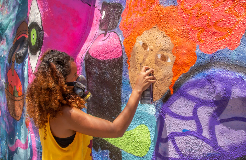 Bea Simões, participante do AfroGrafiteiras.